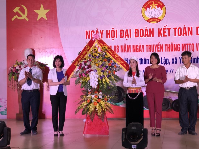 Phó Chủ tịch Phùng Thị Hồng Hà dự Ngày hội Đại đoàn kết toàn dân tộc tại khu dân cư thôn Dân Lập, xã Yên Bình, huyện Thạch Thất